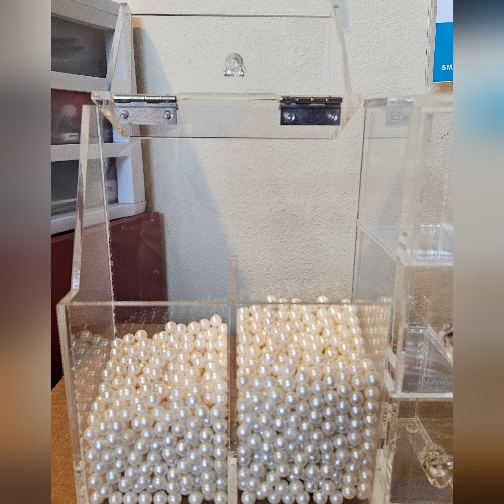 Clear Acrylic Makeup Brush Storage And Organizer with Pearl Accents - Picture 5 of 9
